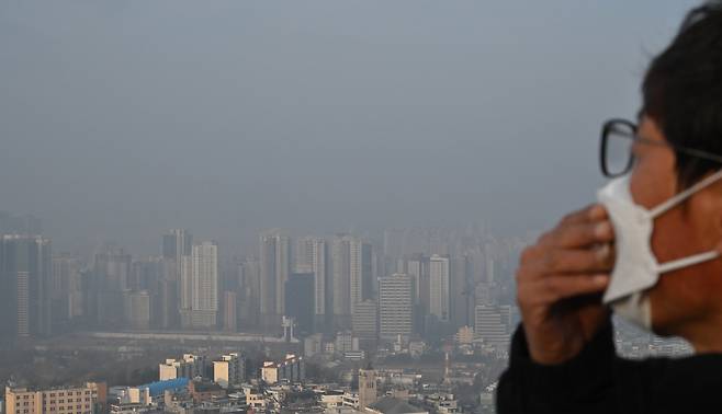 서울 중구 남산에서 바라본 도심 일대가 미세먼지로 인해 뿌연 모습을 나타내고 있다. 임세준 기자