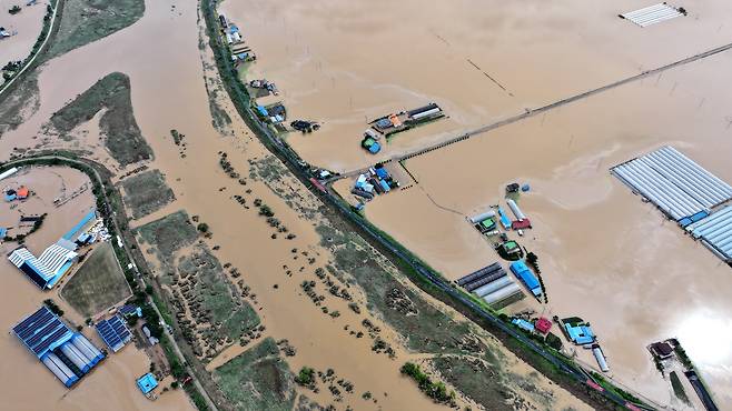충청남도 예산군 고덕면 용리 일대 마을이 범람한 강물로 인해 물에 잠겨 있다. 예산=임세준 기자