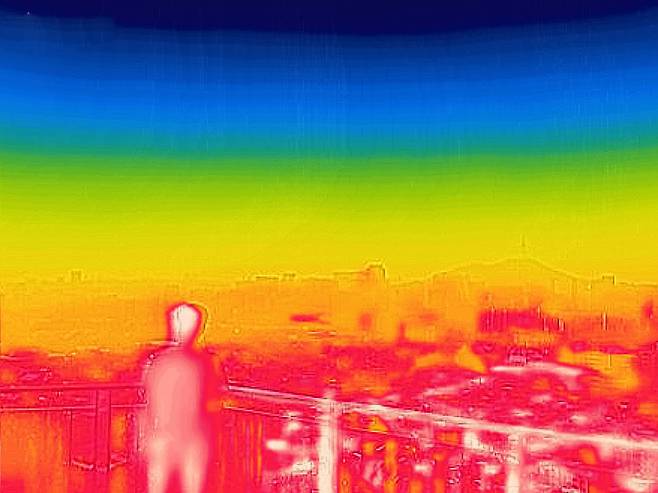 서울 종로구 북악산에서 열화상 카메라로 바라본 도심 일대가 열기로 인해 빨간색을 나타내고 있다. 열화상 카메라로 촬영된 사진은 기온이 높을수록 빨간색, 기온이 낮을수록 파란색을 나타낸다.  임세준 기자