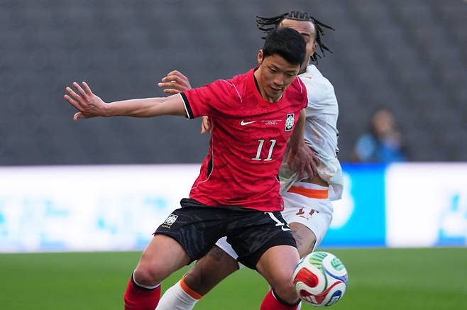 [밀턴킨스=AP/뉴시스] 한국 축구 국가대표팀의 황희찬이 28일(현지 시간) 영국 밀턴킨스 스타디움에서 열린 코트디부아르와 평가전에서 공을 다투고 있다. 한국이 역대 1000번째로 치른 A매치에서 0-4로 대패했다. 2026.03.29.