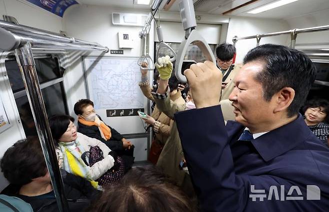 [서울=뉴시스] 조성봉 기자 = 정청래 더불어민주당 대표가 공공부문 차량 5부제 동참을 위해 30일 오전 자택에서 지하철을 타고 국회로 출근하고 있다. 2026.03.30. suncho21@newsis.com