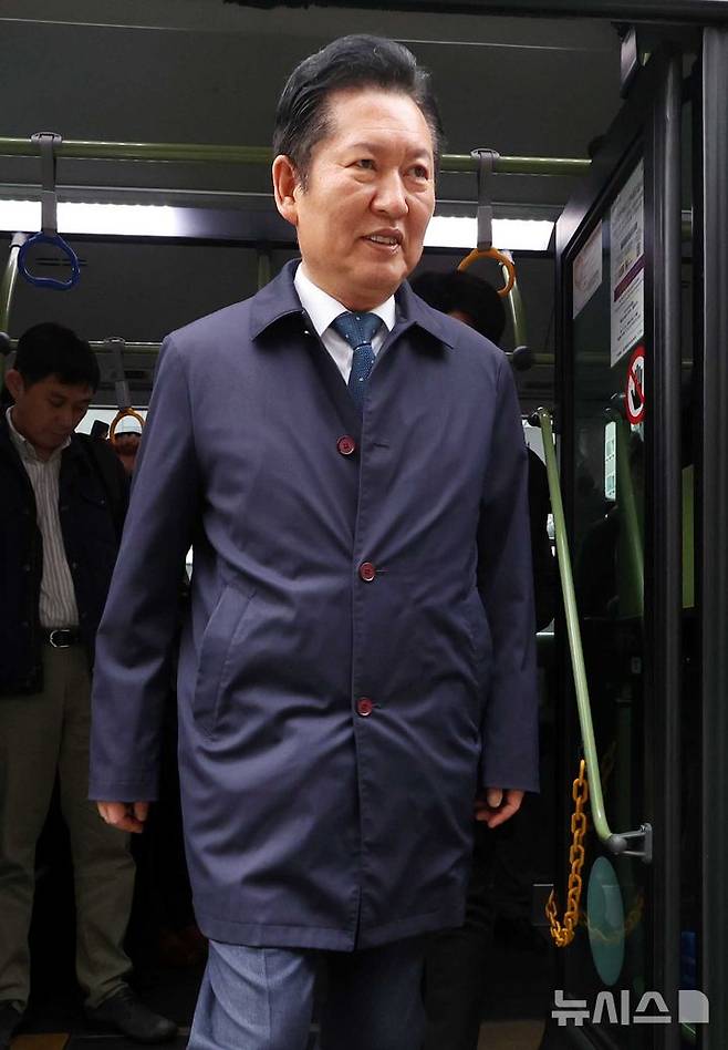 [서울=뉴시스] 조성봉 기자 = 정청래 더불어민주당 대표가 공공부문 차량 5부제 동참을 위해 30일 오전 광흥창역에서 버스를 이용해 국회로 출근하고 있다.  2026.03.30. suncho21@newsis.com