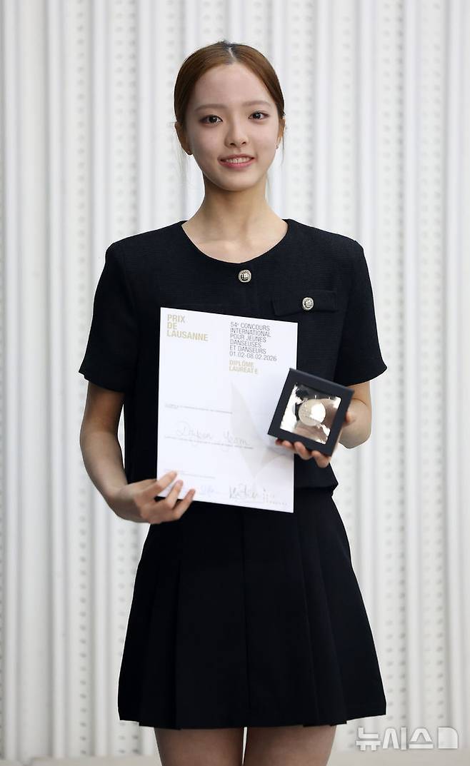 [서울=뉴시스] 김선웅 기자 = 제54회 스위스 로잔 국제 발레 콩쿠르(Prix de Lausanne)에서 전체 2위와 관객상을 수상한 발레리나 염다연(17)이 19일 서울 서초구 코리아유스발레스타즈에서 기자간담회를 하며 사진촬영을 하고 있다. 2026.02.19. mangusta@newsis.com