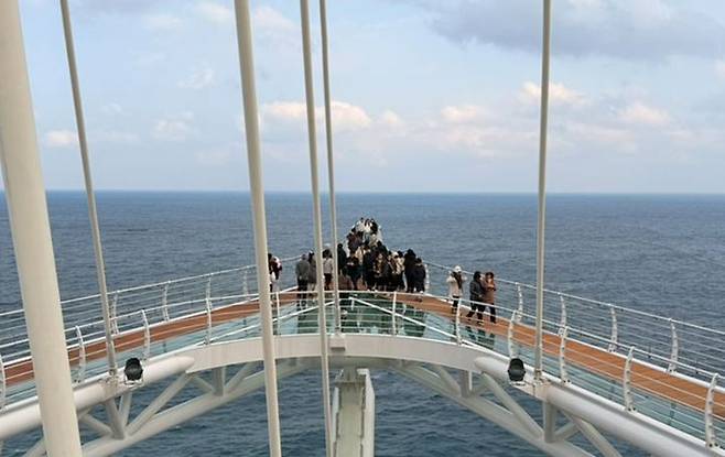 마치 푸른 동해 바다 위 공중을 걷는 듯한 짜릿한 스릴과 압도적인 해방감을 동시에 만끽할 수 있도록 조성한 것이 특징이다. 사진 삼척시 *재판매 및 DB 금지