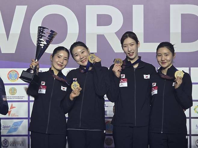 [서울=뉴시스] 한국 펜싱 여자 에페 대표팀 송세라(왼쪽부터), 박소형, 임태희, 이혜인이 29일(한국 시간) 카자흐스탄 아스타나에서 열린 2026 카자흐스탄 아스타나 여자 에페월드컵대회 단체전에서 금메달을 차지한 뒤 기념사진을 찍고 있다. (사진=대한펜싱협회 제공) 2026.03.30. *재판매 및 DB 금지