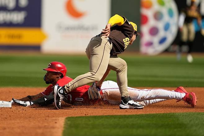 [굿이어=AP/뉴시스] 샌디에이고 파드리스의 2루수 송성문이 26일(현지 시간) 미 애리조나주 굿이어 볼파크에서 열린 신시내티 레즈와 시범경기 2회 말 수비하고 있다. 2026.02.27.