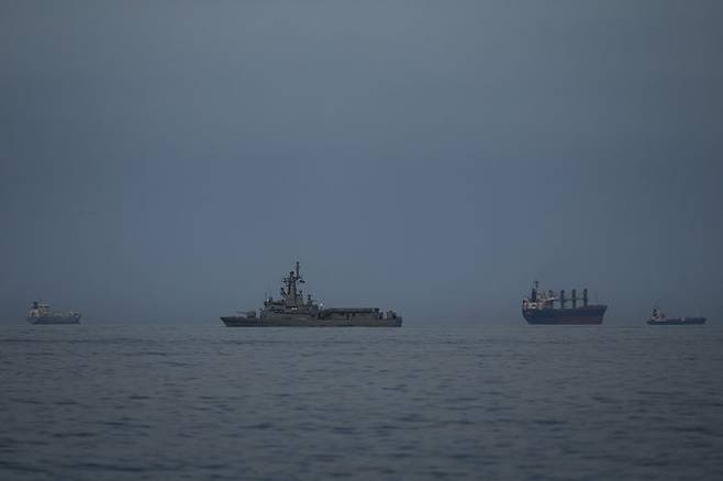 [호르무즈=AP/뉴시스]지난 11일(현지 시간) 아랍에미리트(UAE) 코르파칸에서 바라본 호르무즈 해협의 모습. UAE 해군 함정이 화물선과 유조선 옆에서 순찰하고 있다. 2026.03.13.