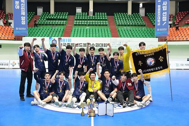 [서울=뉴시스] 제81회 전국종별핸드볼선수권대회에서 우승한 경희대. (사진=대한핸드볼협회 제공) 2026.03.30. photo@newsis.com *재판매 및 DB 금지