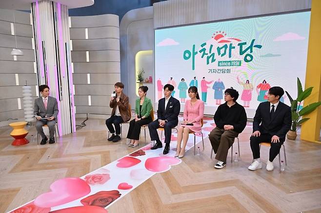 [서울=뉴시스] 30일 서울 여의도 KBS 본관에서 '아침마당' 개편 기자간담회가 열렸다. 왼쪽부터 김대현 PD, 아나운서 박철규·엄지인, 가수 윤수현, 코미디언 정태호, 가수 나상도. (사진=KBS 제공) 2026.03.30. photo@newsis.com *재판매 및 DB 금지