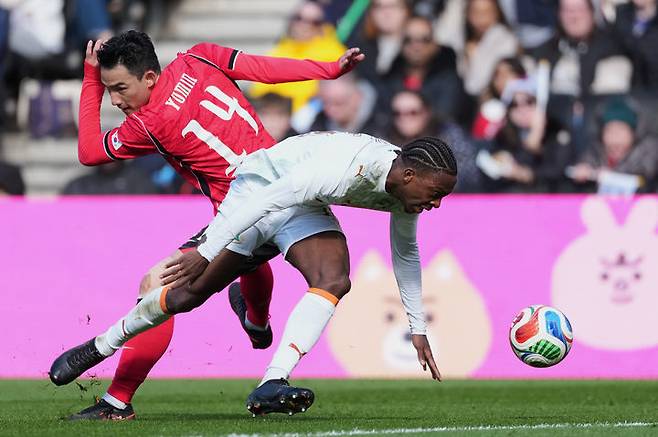 [밀턴킨스=AP/뉴시스] 한국 축구 국가대표팀의 조유민이 28일(현지 시간) 영국 밀턴킨스 스타디움에서 열린 코트디부아르와 평가전에서 공을 다투고 있다. 한국이 역대 1000번째로 치른 A매치에서 0-4로 대패했다. 2026.03.29.
