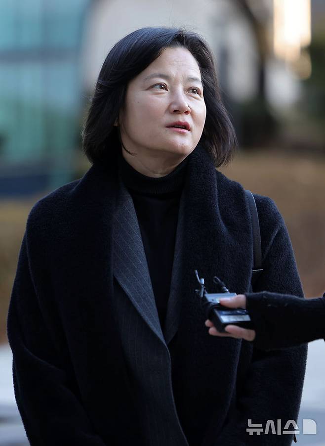 [서울=뉴시스] 홍효식 기자 = 법무부 인사를 통해 사실상 강등된 정유미 검사장이 22일 서울 서초구 서울행정법원에서 열린 집행정지 신청 심문기일에 출석하며 취재진 질문에 답하고 있다. 2025.12.22. yesphoto@newsis.com