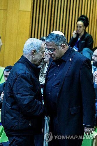 29일 이스라엘 의회에서 극우 인사와 악수하는 네타냐후 [로이터=연합뉴스]