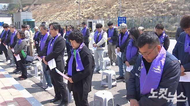 고난의 현장예배 참가자들이 산재 사고 희생자들을 추모하며 기도하고 있다. 오요셉 기자