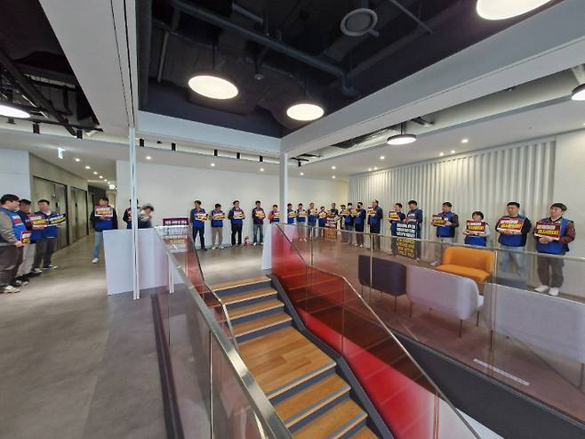 30일 HMM이 본사를 부산으로 이전하는 내용의 정관 변경을 의결했다. 노조 파업을 예고하며 거세게 반발하고 있다. 사진은 이날 이사회 저지에 나선 HMM 육상노조. HMM 육상노조 제공