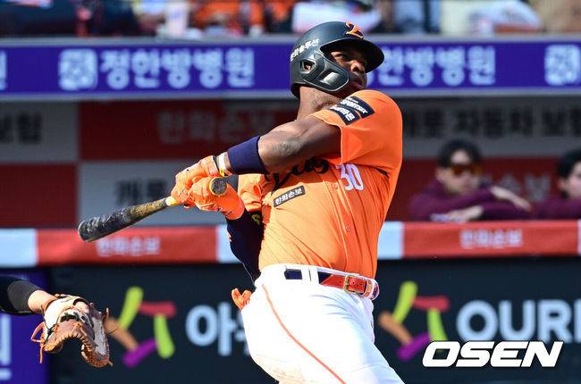 [OSEN=대전, 최규한 기자] 28일 대전 한화생명볼파크에서 ‘2026 신한 SOL KBO리그’ 개막전 한화 이글스와 키움 히어로즈의 맞대결이 열렸다.홈팀 한화는 윌켈 에르난데스, 방문팀 키움은 라울 알칸타라를 선발로 내세웠다. 7회말 2사 1루 상황 한화 페리자가 안타를 날리고 있다. 2025.03.28 / dreamer@osen.co.kr