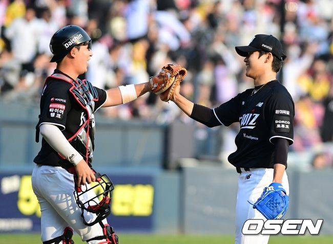 [OSEN=잠실, 지형준 기자] KT 위즈 투수 박영현과 포수 조대현이 승리를 기뻐하고 있다. 2026.03.29&nbsp;/ jpnews@osen.co.kr