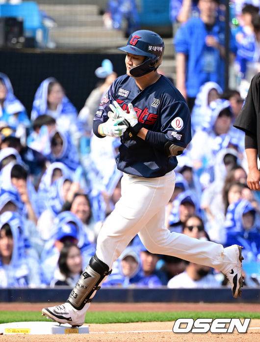 [OSEN=대구, 조은정 기자] 29일 대구삼성라이온즈파크에서 ‘2026 신한 SOL KBO 리그’ 삼성 라이온즈와 롯데 자이언츠의 개막시리즈 경기가 열렸다.개막전 선발 투수로 삼성은 최원태를 롯데는 비슬리를 내세웠다.4회초 1사에서 롯데 손호영이 선제 우월 홈런을 날린 뒤 베이스를 돌고 있다. 2026.03.29 /cej@osen.co.kr