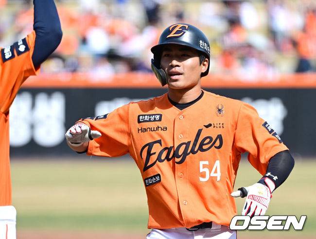 [OSEN=대전, 최규한 기자] 29일 대전 한화생명볼파크에서 ‘2026 신한 SOL KBO리그’ 한화 이글스와 키움 히어로즈의 경기가 열렸다.홈팀 한화는 왕옌청, 방문팀 키움은 하영민을 선발로 내세웠다. 2회말 2사 2, 3루 상황 한화 오재원이 역전 2타점 적시타를 날리고 1루에 안착해 기뻐하고 있다. 2025.03.29 / dreamer@osen.co.kr