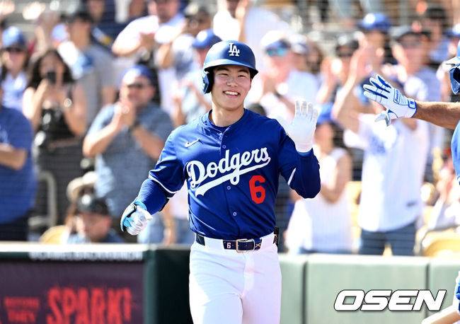 [OSEN=글렌데일(미국), 이대선 기자] '코리안 데이'였다.&nbsp;이정후(샌프란시스코 자이언츠)와 김혜성(LA 다저스)이 맞대결에서 나란히 맹활약했다. &nbsp;LA 다저스와 샌프란시스코 자이언츠는 2일(이하 한국시간) 미국 애리조나주 글렌데일의 캐멀백 랜치에서 2025 메이저리그 시범경기를 치렀다.&nbsp;이날 김혜성은 8번 유격수로,&nbsp;이정후는 3번 중견수로 각각 선발 출장했다. 이정후가 총알 2루타로 선제 타점을 올리자, 7푼 타율로 마음고생을 하던 김혜성은 시범경기 첫 홈런포를 터뜨렸다.5회초 무사에서 LA 다저스 김혜성이 좌월 솔로 홈런을 치고 홈에서 테일러의 축하를 받고 있다. 2025.03.02 / sunday@osen.co.kr