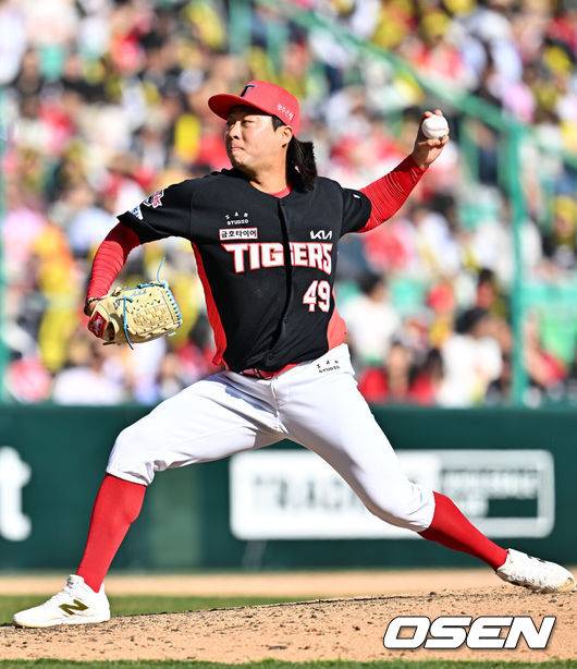 [OSEN=인천, 민경훈 기자] 28일 인천 SSG랜더스필드에서 ‘2026 신한 SOL KBO리그’ SSG 랜더스와 KIA 타이거즈의 개막전이 열렸다.이날 경기에서 SSG은 화이트를, KIA는 네일을 선발로 내세웠다.7회말 마운드에 오른 KIA 김범수가 힘차게 공을 뿌리고 있다. 2026.03.28&nbsp;/ rumi@osen.co.kr