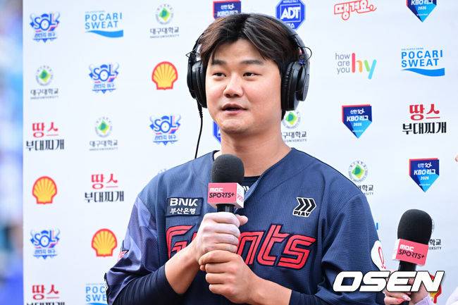 [OSEN=대구, 조은정 기자] 프로야구 롯데 자이언츠가 이틀 연속 홈런 파티를 벌이며 개막 2연전을 싹쓸이했다. 롯데는 29일 대구삼성라이온즈파크에서 열린 삼성 라이온즈와의 원정 경기에서 6-2로 승리했다.지난 28일 삼성과의 정규 시즌 개막전에서 윤동희, 빅터 레이예스, 전준우가 홈런을 터뜨리며 6-3 승리를 거둔 데 이어 이날 경기에서도 손호영, 노진혁, 레이예스가 홈런 4개를 폭발하며 기분 좋은 승리를 가져왔다. 반면 삼성은 1점을 얻는 데 그쳤다. 선발 최원태는&nbsp;시즌 첫 등판을 퀄리티스타트로 장식했으나 타선의 도움을 받지 못해 고배를 마셨다.롯데 손호영이 수훈선수 인터뷰를 하고 있다. 2026.03.29 /cej@osen.co.kr