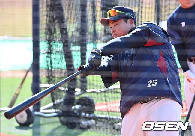 [OSEN=부산, 이석우 기자] 13일 부산 사직야구장에서 2026 신한 SOL KBO 리그 롯데 자이언츠와 KT 위즈의 시범경기가 열린다. WBC 차출 선수가 없는 롯데는 전날 경기에서 사실상의 베스트 라인업으로 KT를 4-3으로 꺾고 역전승을 거뒀다.롯데 자이언츠 한동희가 타격 훈련을 하고 있다. 2026.03.13 / foto0307@osen.co.kr