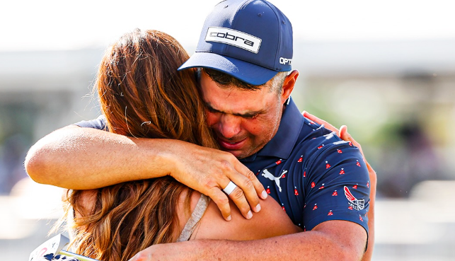 게리 우들랜드가 우승을 확정한 뒤 아내와 포옹하고 있다. PGA 투어