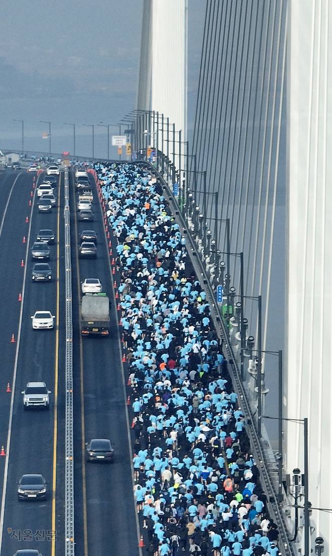 바다 위를 맘껏 달려‘봄’ - 지난 1월 정식 개통한 청라하늘대교(총 4.67㎞)를 상쾌한 봄바람 속에 달린 ‘2026 청라하늘대교 마라톤대회’ 참가자들이 29일 대교 위를 한가득 메운 채 힘차게 뛰고 있다. 서울신문이 주최하고 인천시가 후원한 이날 대회에는 5000여명이 참가해 10㎞와 하프 구간 등 두 코스에서 건각을 겨뤘다. 이번 대회는 인천 영종도와 육지를 연결하는 세 번째 연륙교인 청라하늘대교 개통을 기념해 열렸다. 마라톤 대회 코스로 청라하늘대교가 개방된 것은 처음이다.  이지훈 기자