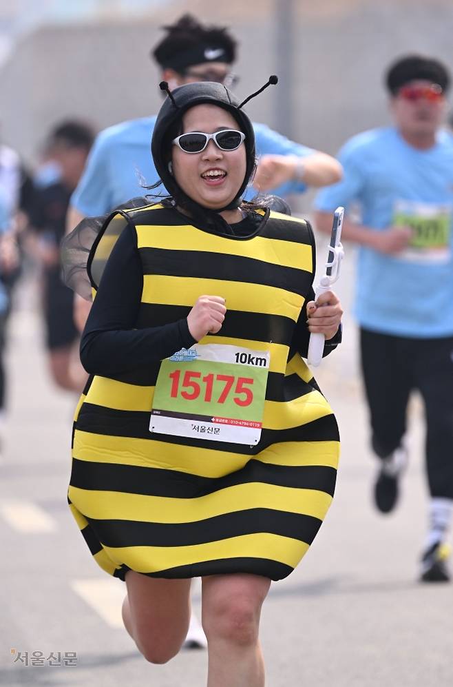 노란 줄무늬의 꿀벌 의상을 입고 달리기에 나선 이색 참가자.  도준석 전문기자