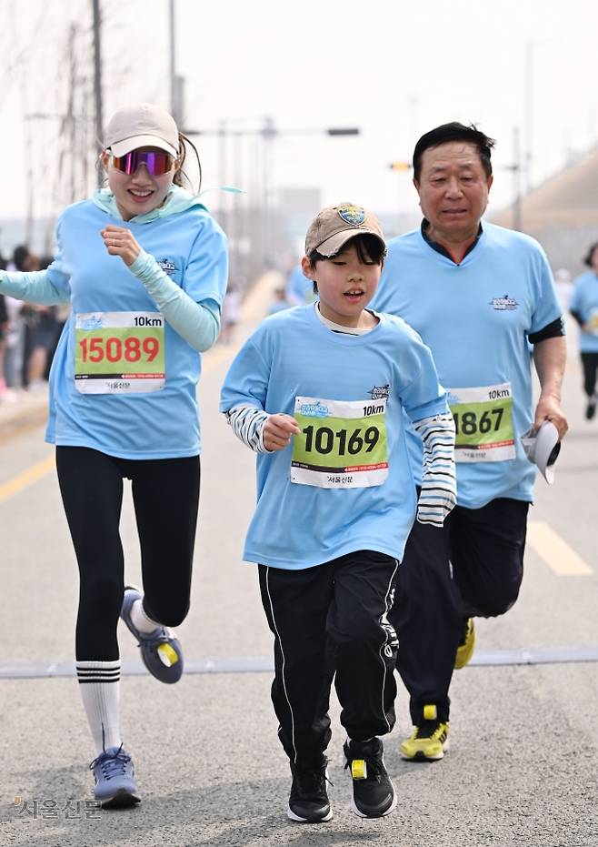 10㎞ 코스에 나란히 참가한 3대 가족. 도준석 전문기자