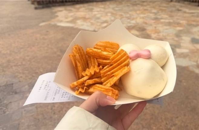 10주년을 맞이한 상하이 디즈니랜드에서 선보인 미니마우스 만두 부실한 내용물로 논란이 되고 있다. 웨이보 캡처