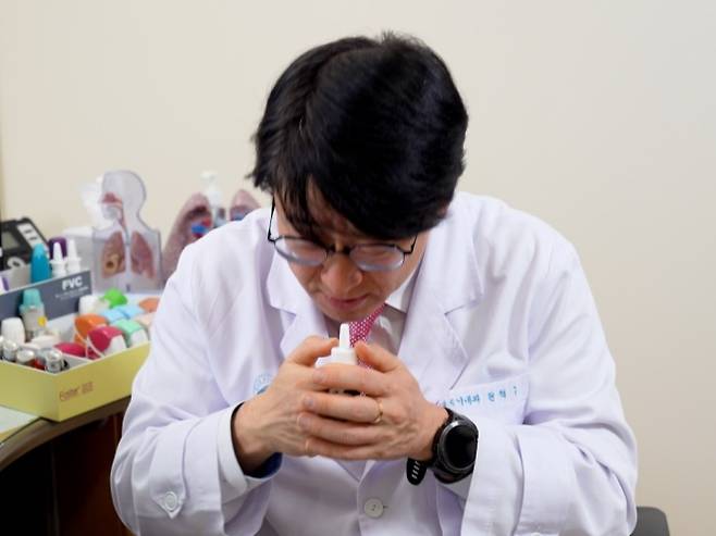 권 교수가 ‘비강 분무 스테로이드’를 코에 뿌리는 방법을 직접 시연하고 있다. 유튜브 채널 ‘진짜 명의에게 물어봐’ 영상 캡처