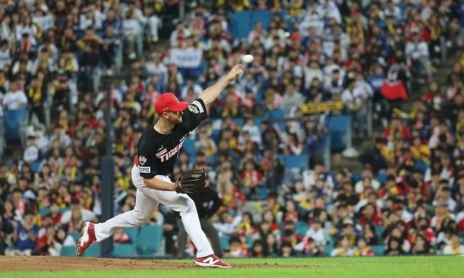 에릭 라우러가 2024 KBO리그 포스트시즌 한국시리즈 3차전에서 KIA 타이거즈 선발 투수로 마운드에 올라 역투하고 있다. 연합뉴스
