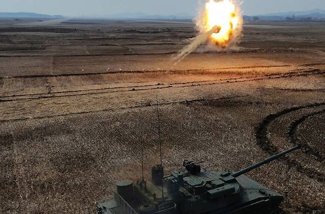 북한 김정은 국무위원장이 국방과학원 장갑무기연구소에서 신형 주력전차 요격 능력 평가시험을 참관하고 있다. 북한은 신형 전차의 공중 위협 대응 능력을 집중 부각했다. 조선중앙통신 연합뉴스