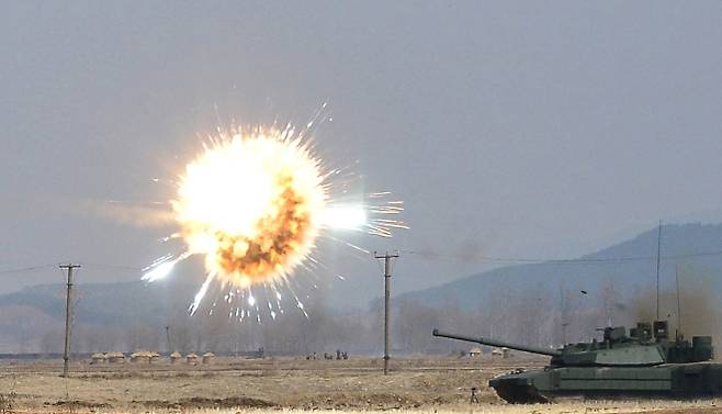 북한이 공개한 신형 주력전차 능동방호체계 시험 장면. 공중 표적이 폭발하는 장면을 통해 전차의 드론·상부공격 대응 능력을 부각했다고 조선중앙통신이 전했다. 조선중앙통신 연합뉴스