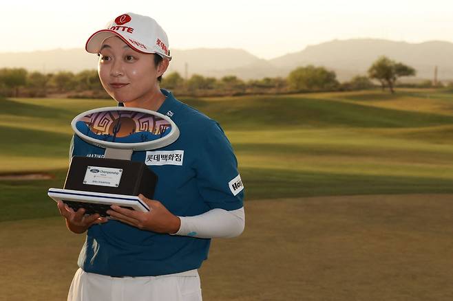 우승 트로피를 들고  포즈를 취한 김효주. 사진 제공=AFP연합뉴스