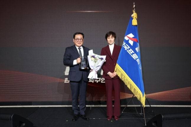 이승원(왼쪽) 한국프로탁구연맹 총재가 1월 15일 서울 영등포구 콘래드서울호텔에서 열린 취임식에서 현정화 연맹 총괄위원장과 함께 기념 촬영을 하고 있다. 사진 제공=한국프로탁구연맹