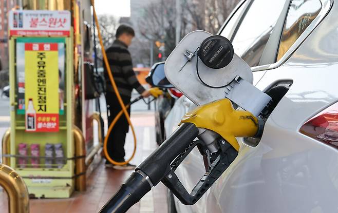 석유 최고가격제 시행 첫날인 3월13일 오전 서울 노원구 한 주유소에서 운전자들이 차량에 주유하고 있다. ⓒ시사저널 임준선