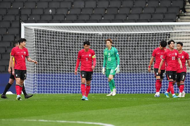 축구국가대표팀 선수들이 29일(한국시간) 스타디움 MK서 끝난 코트디부아르전 도중 실점한 뒤 아쉬워하고 있다. 밀턴킨스｜AP뉴시스