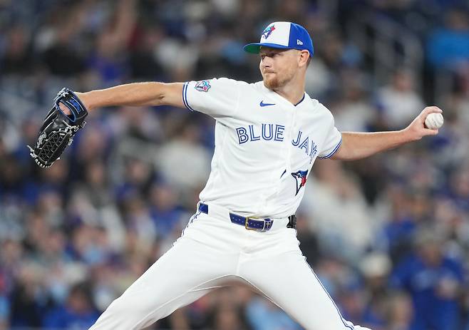 토론토 좌완 에릭 라우어가 30일 애슬레틱스전에서 힘껏 투구하고 있다. AP연합뉴스