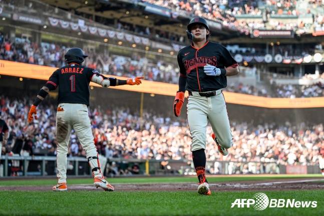 이정후(오른쪽)가 29일(한국시간) /AFPBBNews=뉴스1