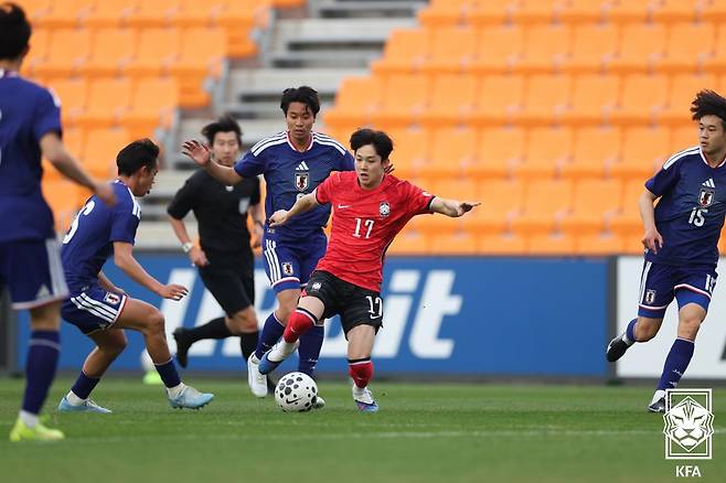 이민성호가 2살 어린 일본을 상대로 설욕에 성공했다. 일본 21세 이하(U-21) 대표팀을 한 골 차로 꺾고 지난 아시아축구연맹(AFC) U-23 아시안컵 준결승 패배의 아쉬움을 어느 정도 털어냈다. 이민성 감독이 이끄는 대한민국 U-23 대표팀은 29일 천안 코리아풋볼파크에서 열린 일본 U-21 대표팀과의 연습 경기에서 2-1 승리를 거뒀다. 비공개로 진행된 이번 맞대결서 한국은 전후반 한 골씩을 뽑아냈고, 일본의 막판 추격을 뿌리친 끝에 승리했다. 대한축구협회