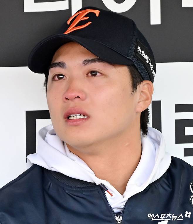 29일 오후 대전 한화생명 볼파크에서 열린 '2026 신한 SOL Bank KBO리그' 키움 히어로즈와 한화 이글스의 경기, 한화가 키움에 10:4로 승리하며 개막 2연승을 기록했다.  이날 경기에서 승리한 한화 왕옌청이 눈물을 흘리고 있다. 엑스포츠뉴스 DB