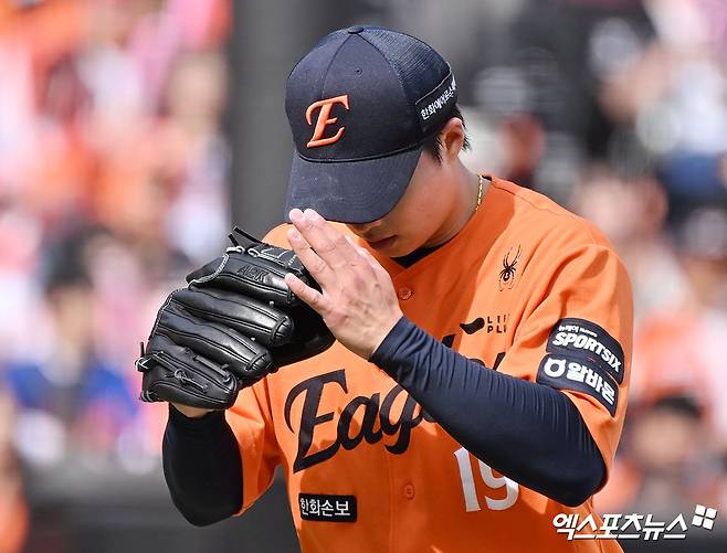 29일 오후 대전 한화생명 볼파크에서 열린 '2026 신한 SOL Bank KBO리그' 키움 히어로즈와 한화 이글스의 경기, 4회초 수비를 마친 한화 왕옌청이 더그아웃으로 향하고 있다. 엑스포츠뉴스 DB