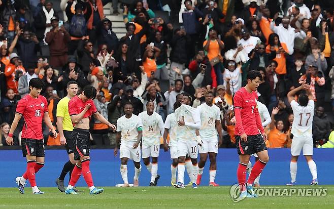 계속되는 실점에 고개숙인 손흥민 (밀턴킨스[영국]=연합뉴스) 최재구 기자 = 한국축구국가대표팀이 28일(현지시간) 영국 밀턴킨스 스타디움 MK에서 열린 코트디부아르와 평가전에서 세번째 실점을 아쉬워하고 있다. 뒤쪽으로 코트디부아르 선수와 팬들이 기뻐하고 있다. 2026.3.29 jjaeck9@yna.co.kr
