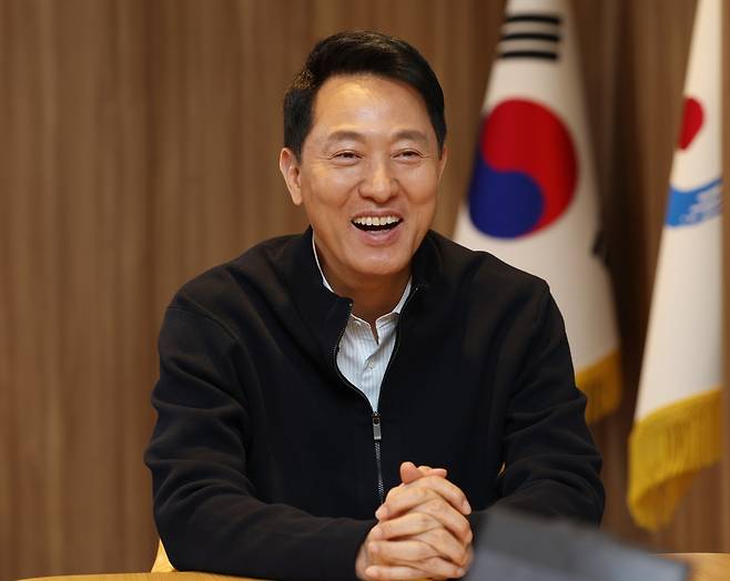 연합뉴스와 인터뷰하는 오세훈 서울시장 (서울=연합뉴스) 서명곤 기자 = 오세훈 서울시장이 26일 서울시청 집무실에서 연합뉴스와 인터뷰하고 있다. 2026. 3. 30 seephoto@yna.co.kr (끝)
