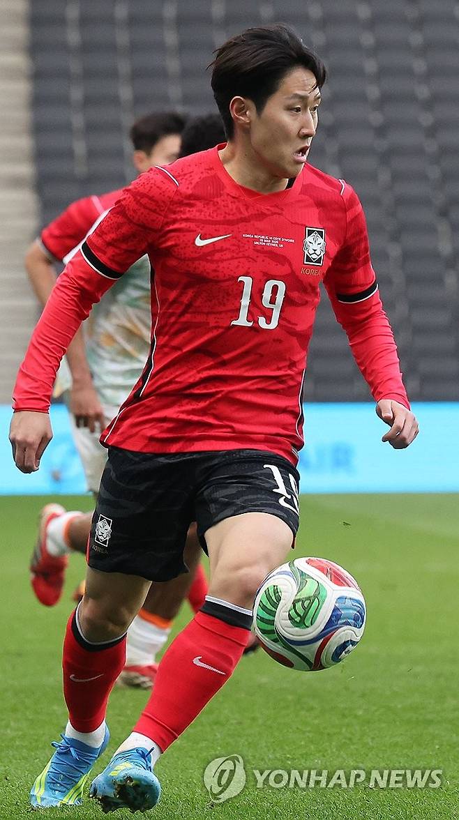 패스 준비하는 이강인 (밀턴킨스[영국]=연합뉴스) 최재구 기자 = 한국 축구국가대표팀 이강인이 28일(현지시간) 영국 밀턴킨스 스타디움 MK에서 열린 코트디부아르와 평가전에서 패스할 곳을 찾고 있다. 2026.3.29 jjaeck9@yna.co.kr