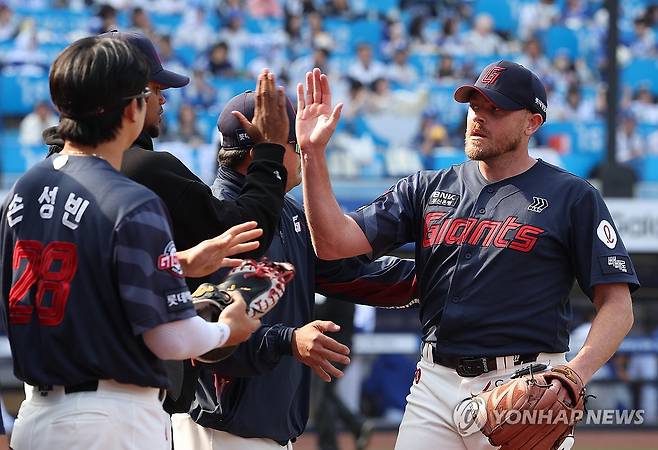 '잘했어 비슬리' (대구=연합뉴스) 김현태 기자 = 29일 대구 삼성라이온즈파크에서 열린 2026 신한 SOL뱅크 KBO리그 롯데 자이언츠와 삼성 라이온즈 경기. 5회까지 1실점 한 롯데 선발투수 비슬리가 마운드를 내려오며 동료들의 축하를 받고 있다. 2026.3.29 mtkht@yna.co.kr