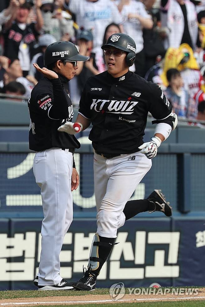 허경민 동점 투런포 (서울=연합뉴스) 서대연 기자 = 29일 서울 송파구 잠실야구장에서 열린 프로야구 2026 KBO리그 kt wiz와 LG 트윈스의 경기.
    6회초 2사 1루 kt 허경민이 동점을 만드는 2점 홈런을 친 뒤 기뻐하며 베이스를 돌고 있다. 2026.3.29 dwise@yna.co.kr