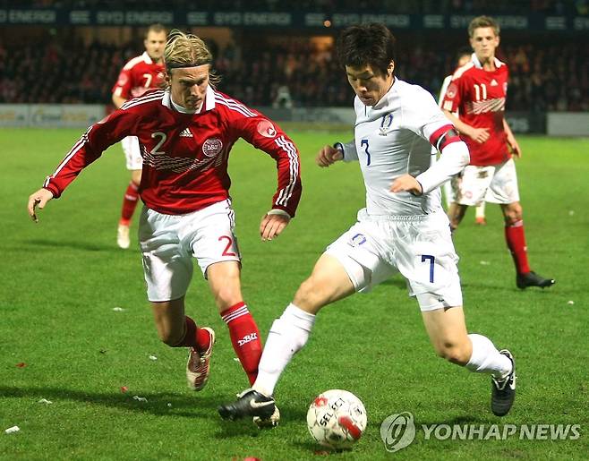 2009년 11월 덴마크와 평가전에서 돌파하는 박지성 [연합뉴스 자료사진]